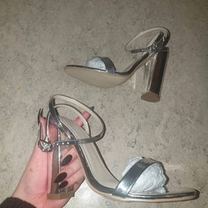Silver block heel sandals str38 - Silvriga blockklackar i storlek 38 från Missguided. Helt oanvända, köpte dom i början av december men ångrade mig, för krångligt att skicka tillbaka dit så säljer här 😁 11,5 cm klack
