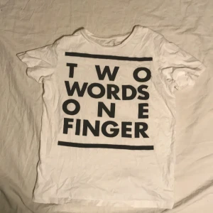 Two Finger One Finger Tröja - Är det någon person du ogillar? Kanske ett ex? Eller en vän som svek dig? Då är denna tröjan perfekt som en hatgåva. Unisex förstås. Sprid kärlek ❤️