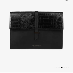 Datorväska 13” Ideal of Sweden  - Säljer 1 svart datorväska i modellen ”Neo Noir Croco” med imiterat krokodilskinn i storleken 13” (oanvänt och oöppnad i förpackning) nypris 1299kr, säljer för 300kr. Säljer pga passar ej till min dator. Kommer i originalförpackning helt oanvänt. Köparen står för frakten