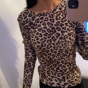 Leopard topp - Fin leopard topp, använt endast en gång med fin öppning i ryggen 🐆