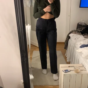 Svarta kostymbyxor storlek M - Helt nya svarta raka kostymbyxor. skickas om köparen betalar frakt. 