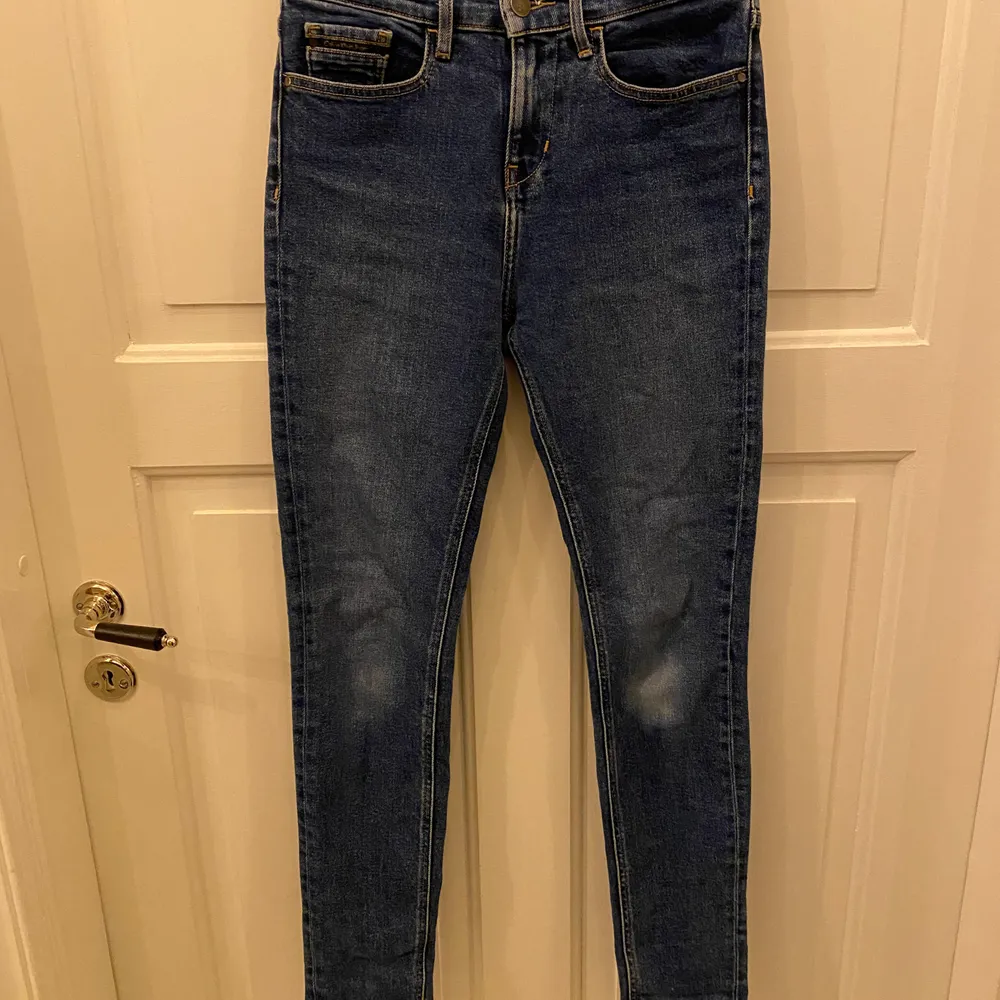 Högmidjade Skinny Calvin Klein Jeans i fint skick. De är W25 och L31. Nypris: 1400kr. Säljer för 300kr budgivning ökar med minst 20kr, köpare står för frakt. . Jeans & Byxor.