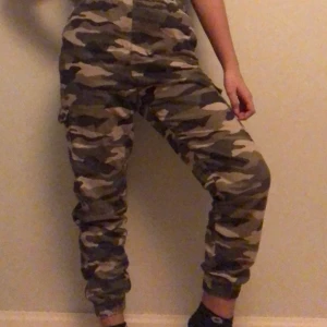 Militärbyxor  - Militärbyxor från H&M i bra skick. Bara använda några gånger. Säljer för att de är för stora. 100kr + frakt. Köps via swich.