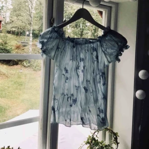  - Blommig blus! Jättesnygg oanvänd blus från Sheng Li. Jättestretchig. Passar även S.  