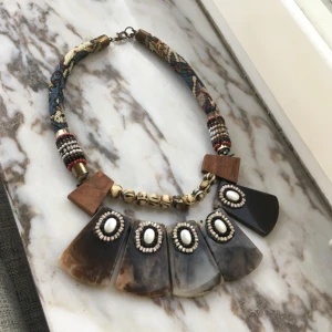  - halsband i afrikansk stil. hämtas i sthlm eller skickas om du betalar frakt. säljer massor (kmr mycket nytt i dagarna), mängdrabatt finnes! 