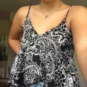  - Jättegulligt linne från Ginatricot. Tyvärr har det blivit för litet för mig därför säljer jag.