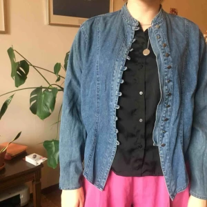  - jeansjacka med delad rygg (tänk frack-style). underbart plagg som tyvärr inte kommer till användning. fint skick!