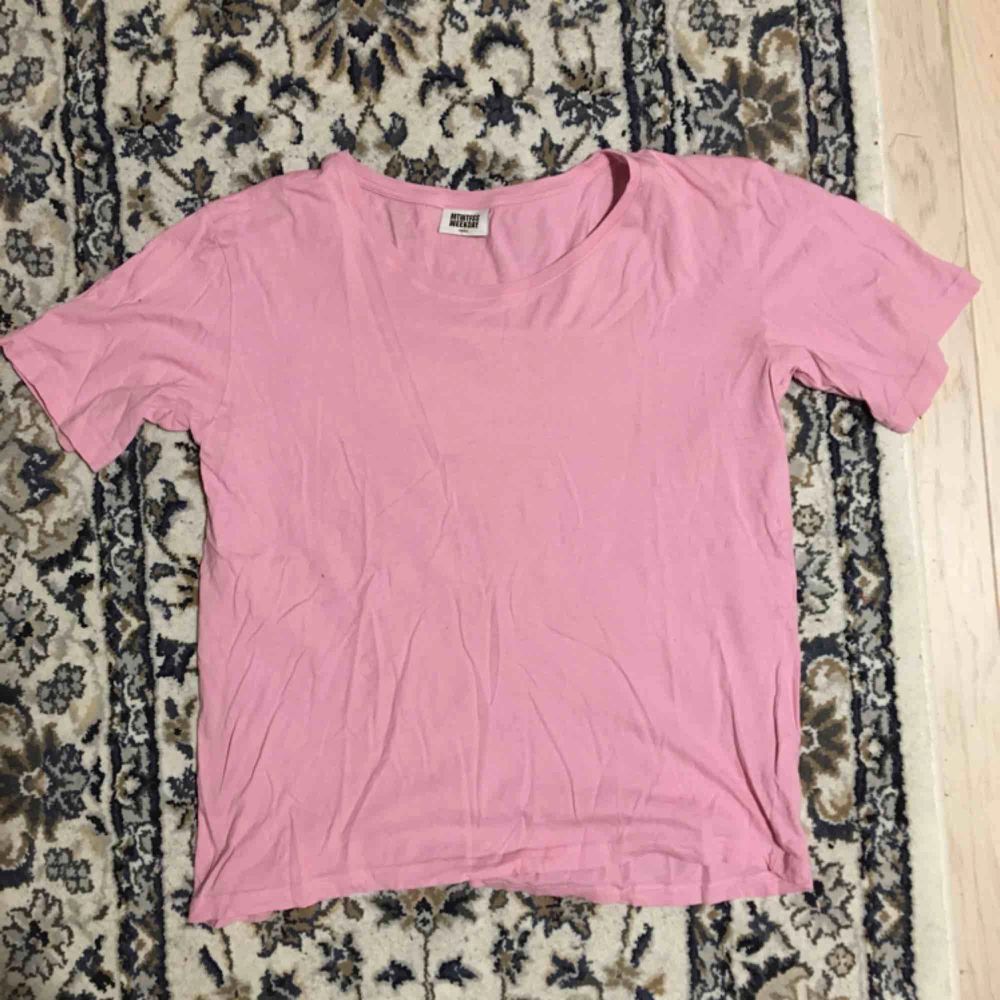 Vanlig rosa t-shirt från weekday, väldigt skön och luftig (ganska stor i storleken) snålt använd. . T-shirts.