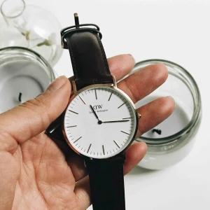  - Säljer oanvänd Daniel Wellingtonklocka. Diametern på är ca 40mm och passar både dam och herr. Klockan säljs i nyskick utan repor eller skavanker. Hör gärna av dig vid frågor. Klockan kan hämtas i Uppsala eller skickas med post för 59kr 🌸