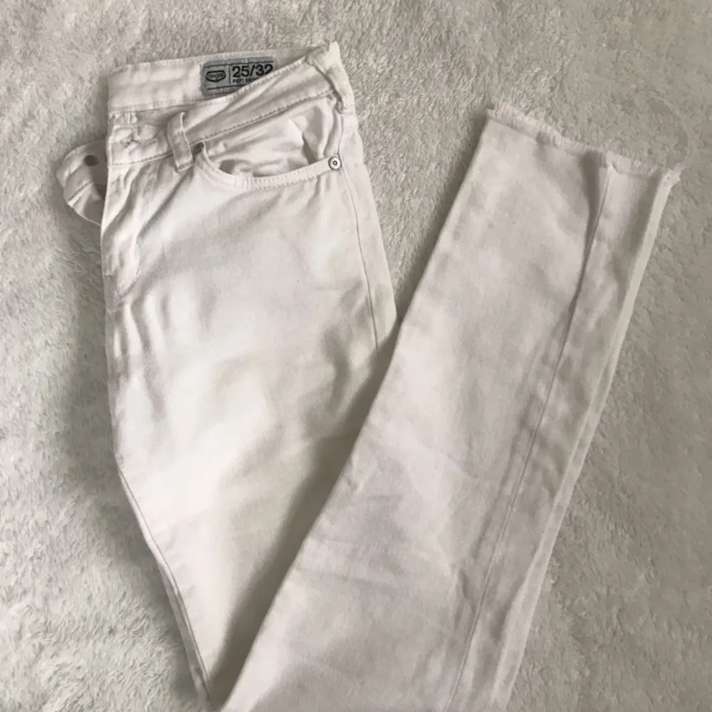 Superfina vita jeans från Crocker. Endast använd ett fåtal gånger. Säljer för att de tyvärr blivit för små. Inte missfärgade alls. 😊 Priset är exklusive frakt. Kan fick gå ner i pris vid snabb affär. . Jeans & Byxor.