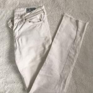 Superfina vita jeans från Crocker. Endast använd ett fåtal gånger. Säljer för att de tyvärr blivit för små. Inte missfärgade alls. 😊 Priset är exklusive frakt. Kan fick gå ner i pris vid snabb affär. 