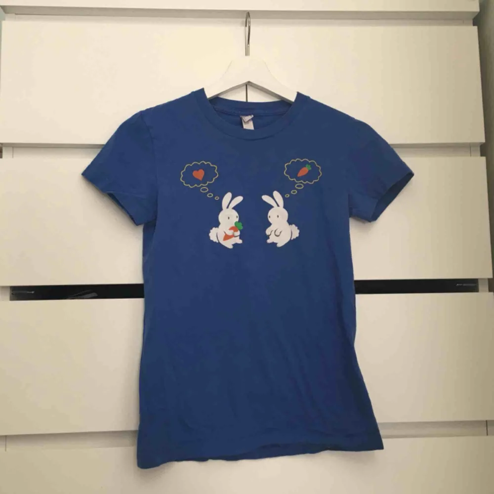 Söt tröja med kaniner från american apparel. Storleken är S men tänk på att de är små i sina storlekar.  100% bomull🌱. T-shirts.