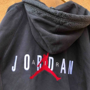  - Snyggt sliten och fet Air Jordan Hoodie med broderat stort tryck på rygg. Vintage sannolikt slutet av 90 / början på 2000-talet. Hämtas i Uppsala eller kan skickas mot fraktkostnad.