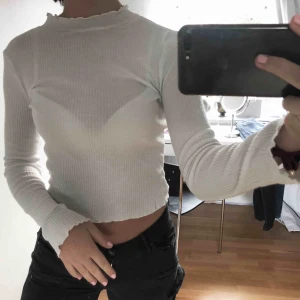  - Långärmad tröja med lite utsvängda och längre ärmar. Har en liten defekt (sista bilden), därav priset. Superskön men kommer inte till användning. Möter upp i centrala stockholm om inte köparen står för frakten  ⭐️⭐️⭐️