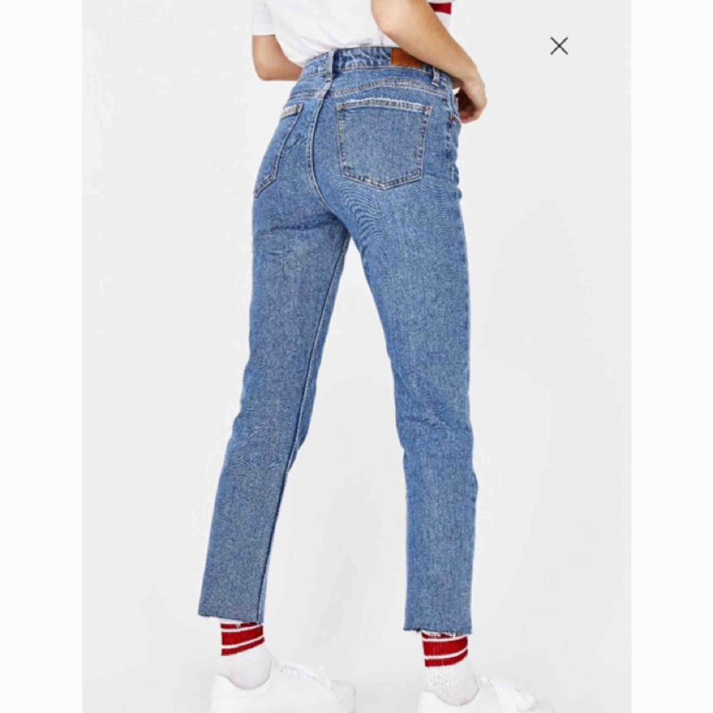 Världens finaste mom jeans från bershka ! Använd endast 1 gång & nytvättade! Säljs då dom är för stora😩 (Dom är highwaisted! ) Annars är dom i super bra skick & helt nya! . Jeans & Byxor.