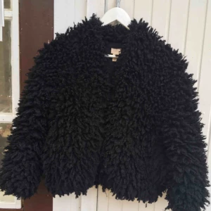  - Kort, svart, lurvig jacka från h&m. Köpt på plick. Finns ett litet metallknäppe på den. Frakt 79kr. Bara att skriva för frågor eller mer bilder!