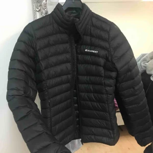  - Everest jacka dam i storlek 36, hel o ren🌟 300 inkl frakt så frakt är gratis