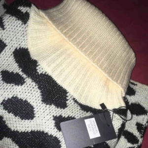  - Från Tessie med lapp kvar. One size men passar XS-S. Pris kan diskuteras vid snabb affär 