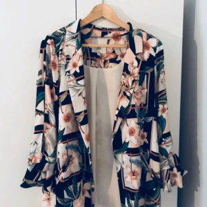  - Söt kavajliknande blus från River Island. Storlek 12. Jag är vanligtvis S/M. Använd fåtal gånger.