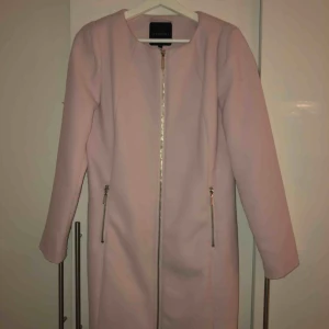  - Jackan/kappan är mycket mer figursydd än vad den ser ut att vara, börjar bli lite nopprig på vissa ställen.  Köpt för 600kr Köparen står för frakten  Använd fåtal gånger