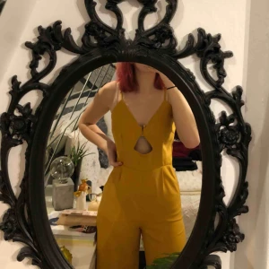  - Jätte snygg senapsgul jumpsuit från boohoo! Bara testad några gånger, men får ingen användning för den. Bra skick, men saknar en ”pärla”(se sista bilden), går att justera banden.