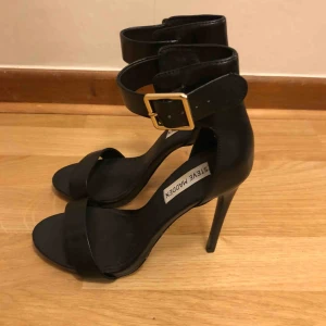  - Steve Madden Marlenee ankle strap heels, black leather. Använda en gång. Hämtas i Lund.