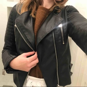  - Den populära skinnjackan från Chiquelle, i strl 38. Använd några gånger men är i ytterst bra skick. Nypris 699, mitt pris 300kr + frakt.