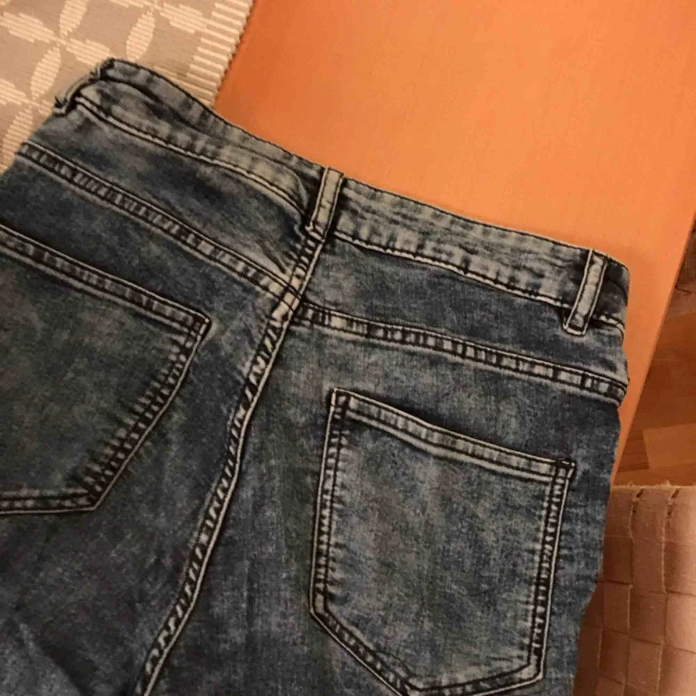 Snygga och framför allt väldigt (och ja, då menar jag väldigt!) bekväma jeans från H&M. Något stretchiga. Sitter tajta på mig som väger ca 55 kg och är 179 cm lång.   Köpare betalar frakt.   Jag tar swish. ☺️✨. Jeans & Byxor.