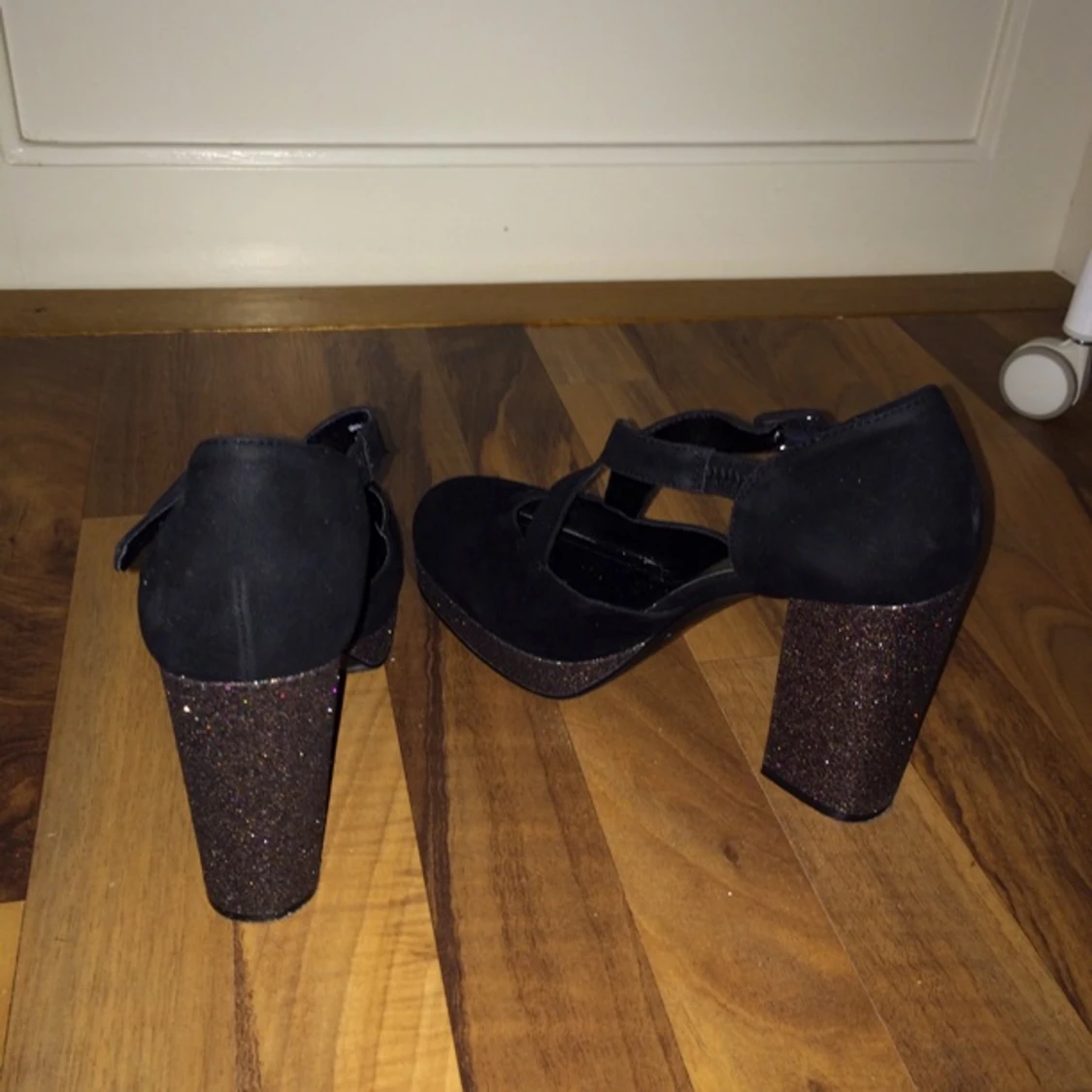 Aldrig använda. Köpt på monki säljer på grund av att dom är på tok förstora! 