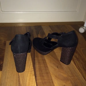 Aldrig använda. Köpt på monki säljer på grund av att dom är på tok förstora!  - Aldrig använda. Köpt på monki säljer på grund av att dom är på tok förstora! 