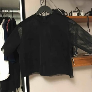  - Ascool tröja som jag aldrig har använt. Det är typ en magtröja, ärmarna är bara i nät tyg medans resten är i nät och annat tyg under. Den passar 34-36 den är ganska stor i formen.