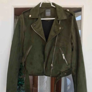  - Militärgrön mocka jacka 