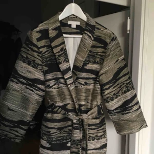 - Snygg jacka/kavaj i kimono-modell. Använd ett fåtal gånger, så den är i finfint skick! 