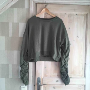  - Skön tröja med väldigt stora ärmar. Funkat bra som oversize för S och M.