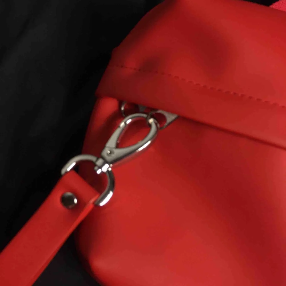 Röd Midjeväska från hm men's. Använd ca. 10 gånger, helt ny kvalité. Har flera fickor både utanför och innanför, mycket utrymme. Frakt är + 30kr. Väskor.