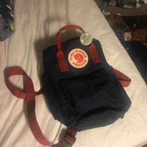  - super söt kånken väska från fjällräven. min absoluta favvo, men har bytt till tyg väskor haha. priset går såklart att diskuteras ! :) <33