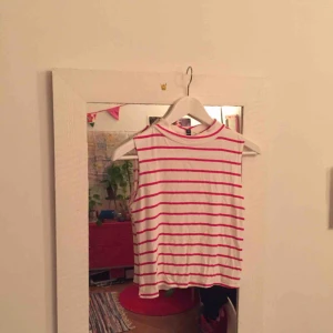  - Fint linne från urban outfitters! En söm har spruckigt vid ena ärmhålet men det tänker man inte på!