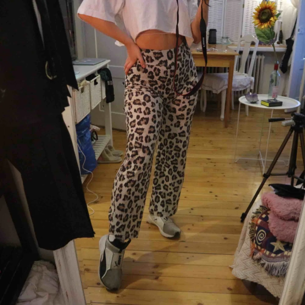 Leopard byxor från NLY trend. Supermjuka och stretchiga, hög midja. Kan mötas upp i Stockholm eller frakta :). Jeans & Byxor.