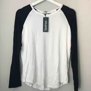 Fraktkostnaden är inkluderat i priset 💌  Helt oanvänd oversized baseball tshirt från Boohoo med tag kvar. 