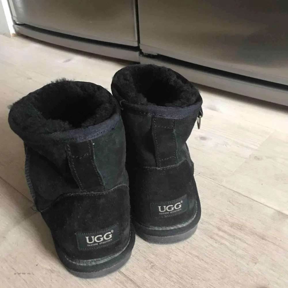 Ett par Uggs i strl 39 köpta i Australien från ett märke därifrån. Använda en gång då de var för stora för mig. Ser identiska ut men märket Uggs australia. Kan gå ner i pris vid snabb affär.. Skor.