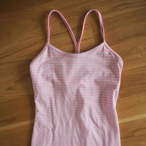  - VAD: Träningslinne från Lululemon STORLEK: S SKICK: Nytt!