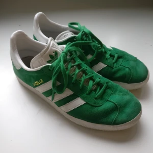  - Adidas i modellen gazelle! Ganska välanvända (se andra  bilden) men ändå i gott skick. 