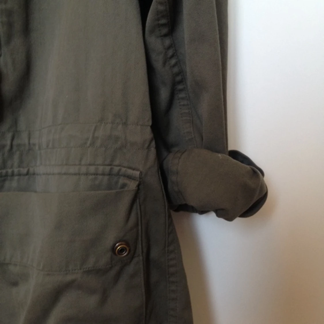 mörkgrön jacka inköpt i Paris, några fläckar längst ner på ärmen men syns inte upprullat:) - 1394891989