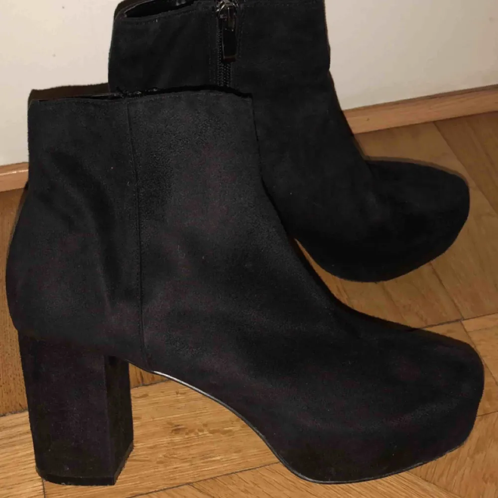 Använda ändast 1gång i perfekt skick, ny pris 749kr mitt pris 250kr, frakt 100kr💌. Kengät.