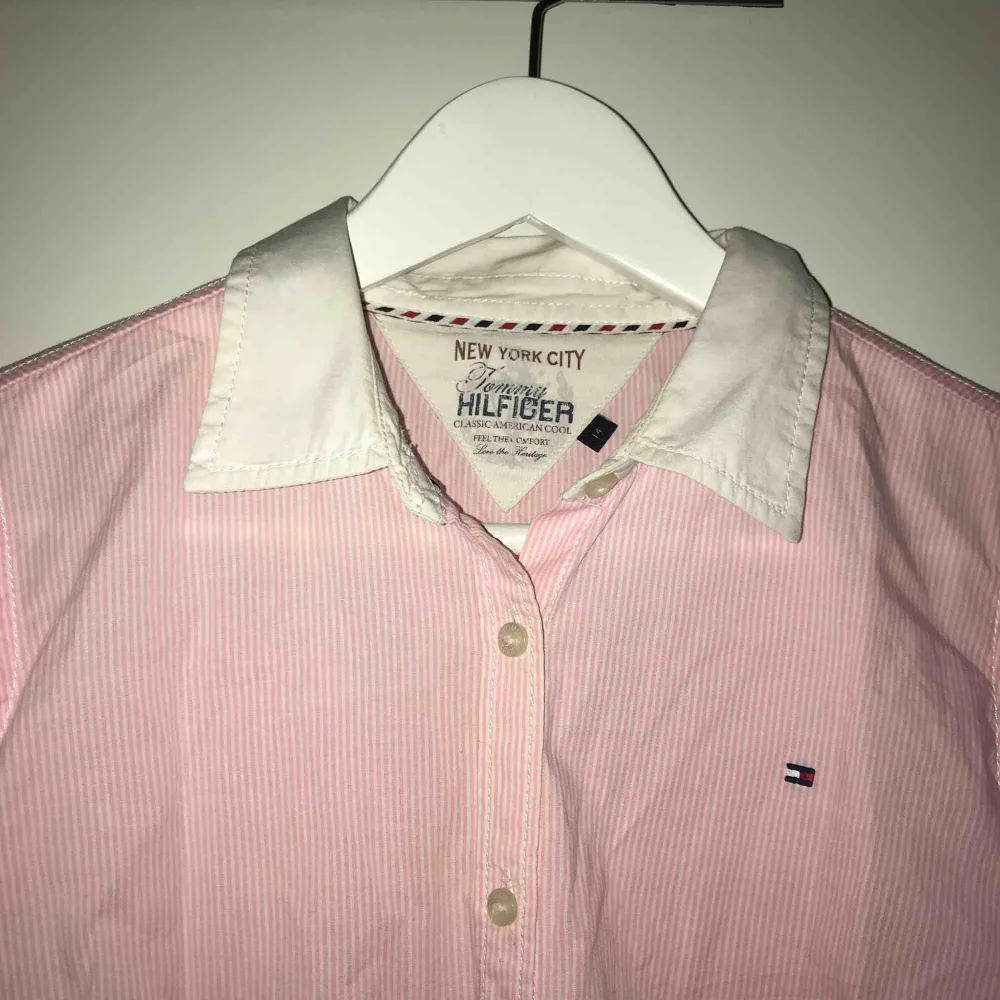 Stilren jättesnygg Tommy Hilfiger skjorta, märkets storlek är 14 det motsvarar XS/S, frakt tillkommer💓. Skjortor.