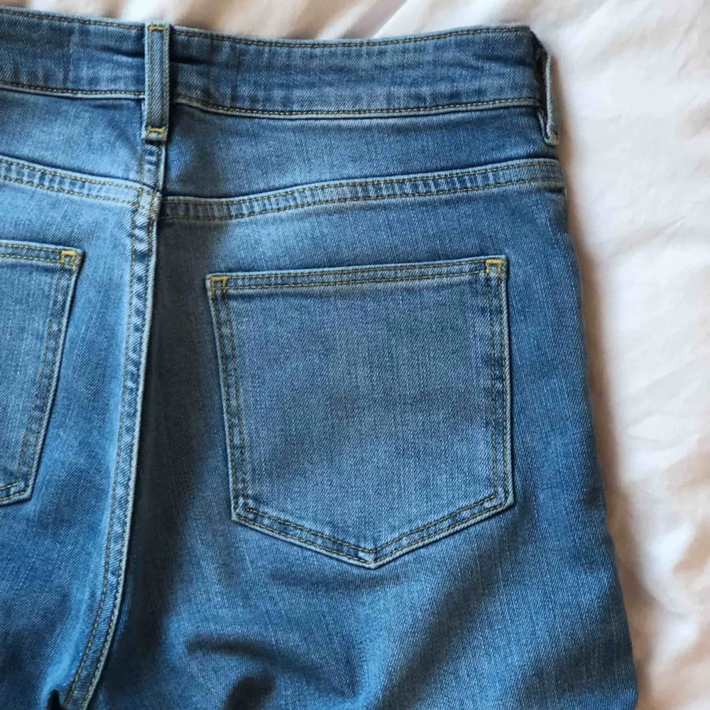 Ljusblå jeans i rak modell och medelhög midja . Jeans & Byxor.