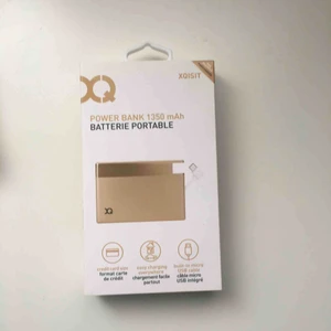  - Det här är en PowerBank som funkar bara till samsung input alltså intag.  Den har en storlek som en kredit kort.  Det komer med en laddare med en samsung intag. Och en power bank.   Produkten är helt ny och inte använd!