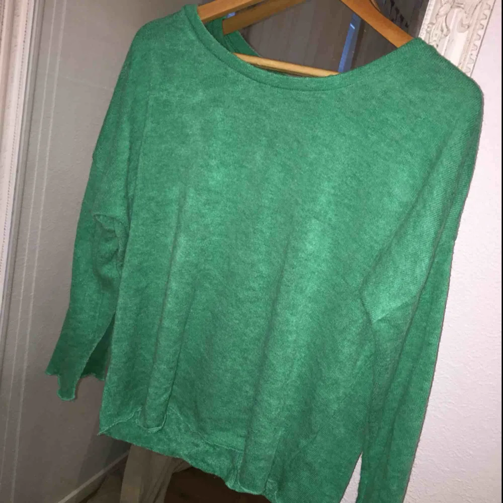 Grön finstickad tröja ifrån Bikbok. Säljer då den inte kommer till användning. Köp genom swish. Kan mötas upp i Malmö/ Lund. Tröjor & Koftor.