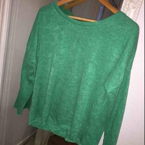 Grön finstickad tröja ifrån Bikbok. Säljer då den inte kommer till användning. Köp genom swish. Kan mötas upp i Malmö/ Lund