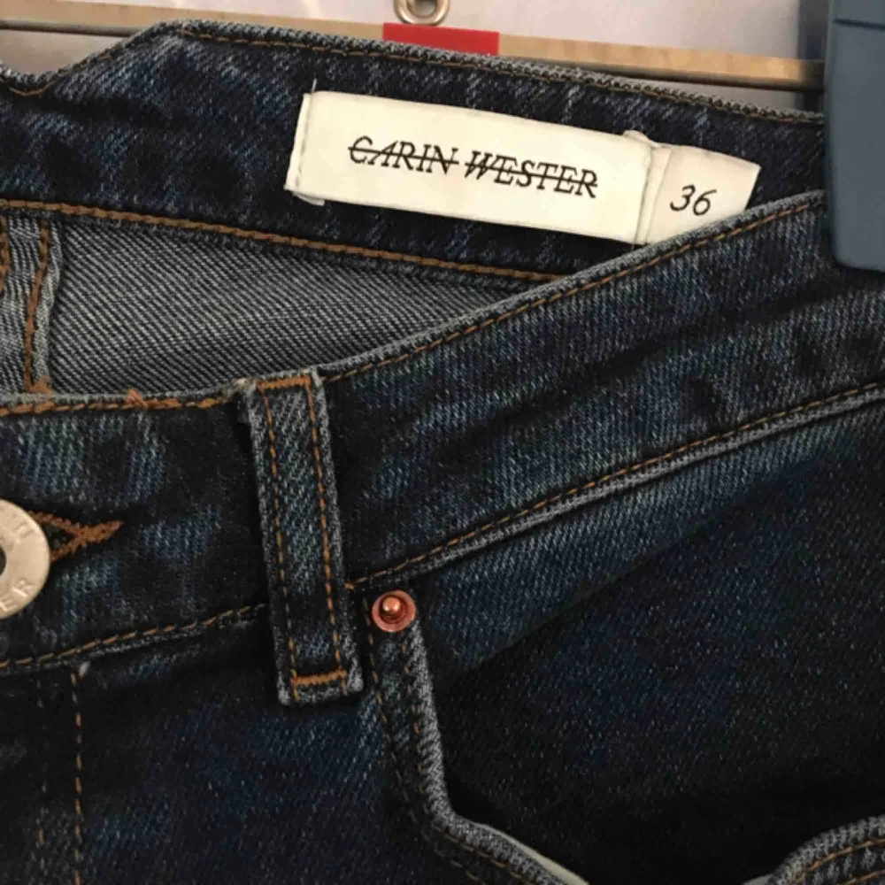 Nyinköpta Carin Wester-jeans i modellen Doris. Raka i modellen, lite kortare i benen. Superfin mörkblå färg. För fler bilder se länken. Köpare står för frakt 👖👖   https://www.ahlens.se/Mode/byxor/jeans-15180/carin-wester-jeans-doris-morkbla-90138487/  . Jeans & Byxor.